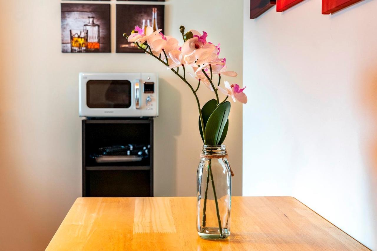 1 Bd Apt In Historical W Belfast Close To Centre Eksteriør billede